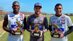 Germán Mera, Sebastián Viera y Gabriel Fuentes, jugadores del Junior galardonados por Acolfutpro.