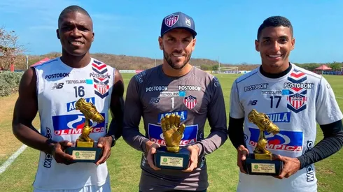 Germán Mera, Sebastián Viera y Gabriel Fuentes, jugadores del Junior galardonados por Acolfutpro.