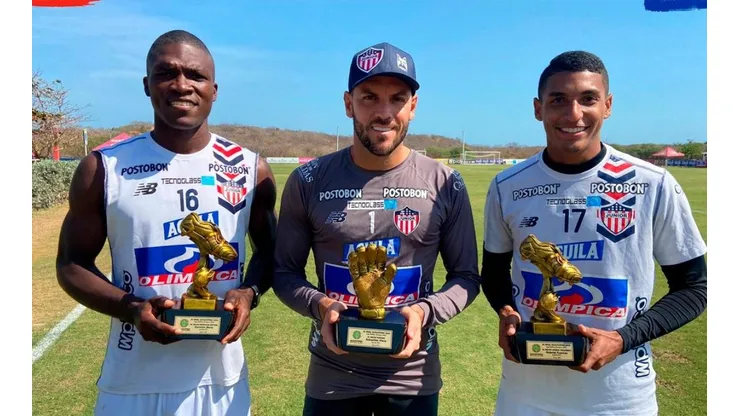 Germán Mera, Sebastián Viera y Gabriel Fuentes, jugadores del Junior galardonados por Acolfutpro.