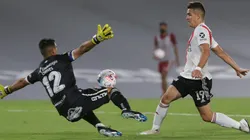 Lucas Chaves tapándole una pelota a Rafael Borré.