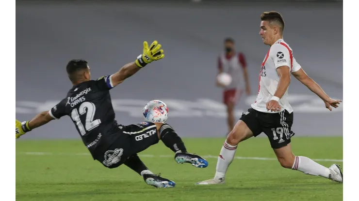 Lucas Chaves tapándole una pelota a Rafael Borré.