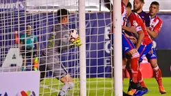 ¿El balón traspasó completamente la línea de meta?