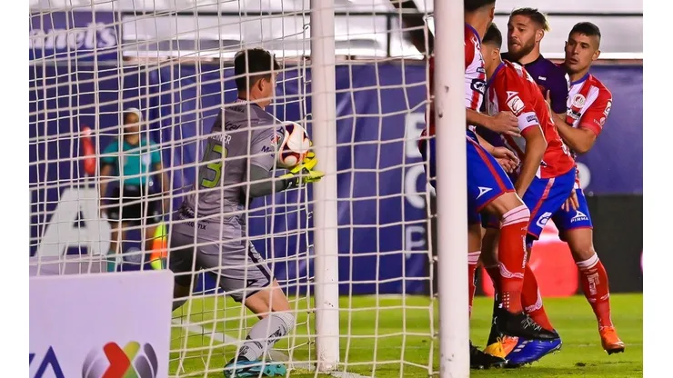 ¿El balón traspasó completamente la línea de meta?