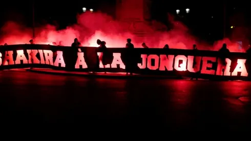 Hinchas del PSG decidieron arremeter contra Shakira y colgaron pancartas con insultos en París.
