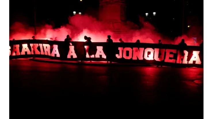 Hinchas del PSG decidieron arremeter contra Shakira y colgaron pancartas con insultos en París.