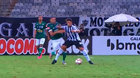 Hulk volvió a jugar en Brasil y le hizo honor a su apodo sacándose de encima a un rival