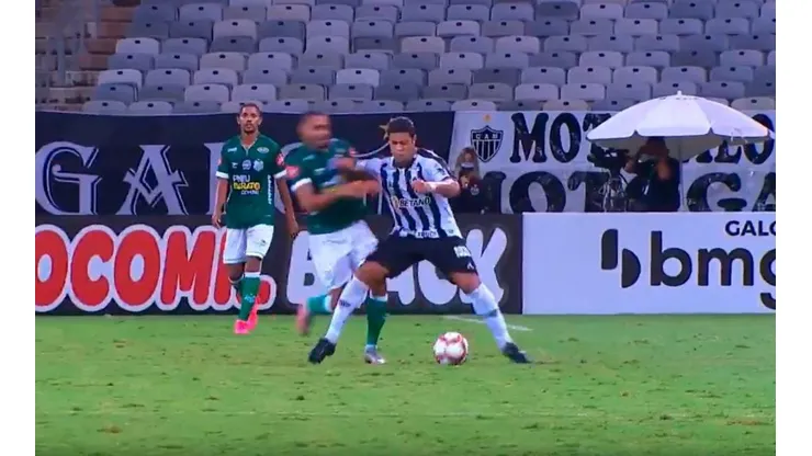 Hulk volvió a jugar en Brasil y le hizo honor a su apodo sacándose de encima a un rival