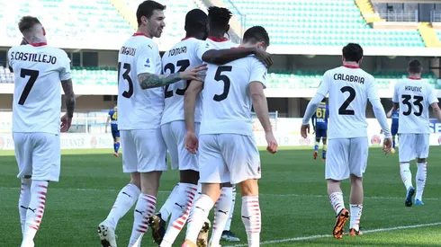 Milan le ganó 2 a 0 al Hellas Verona y le metió presión al Inter