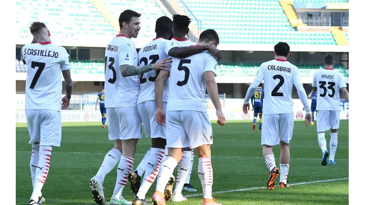 Milan le ganó 2 a 0 al Hellas Verona y le metió presión al Inter