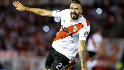 Lucas Pratto festejando un gol en River.