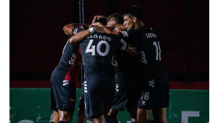 El festejo de los jugadores de Colón.