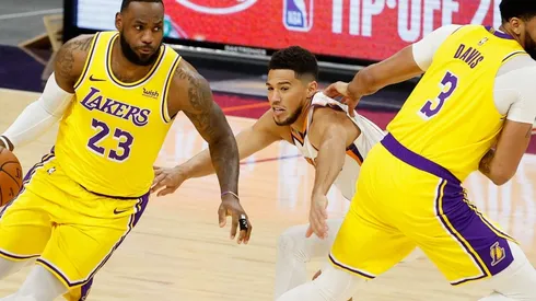 LeBron James con Devin Booker