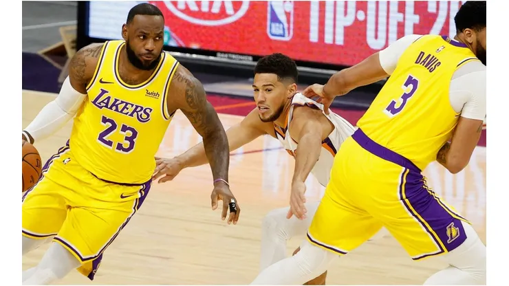 LeBron James con Devin Booker