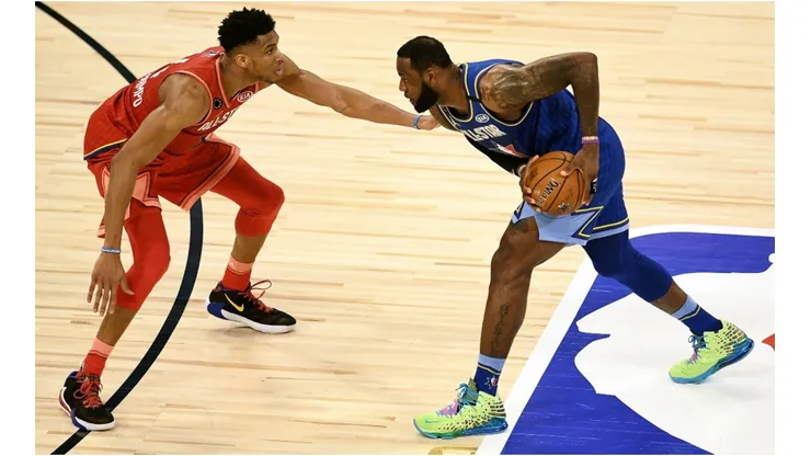 Giannis Antetokounmpo y LeBron James (Foto: Getty)
