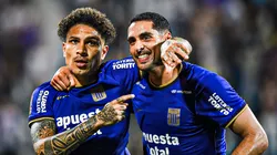 Paolo Guerrero y Pablo Sabbag jugando para Alianza Lima.
