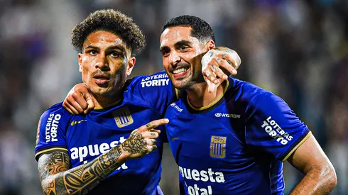 Paolo Guerrero y Pablo Sabbag jugando para Alianza Lima.