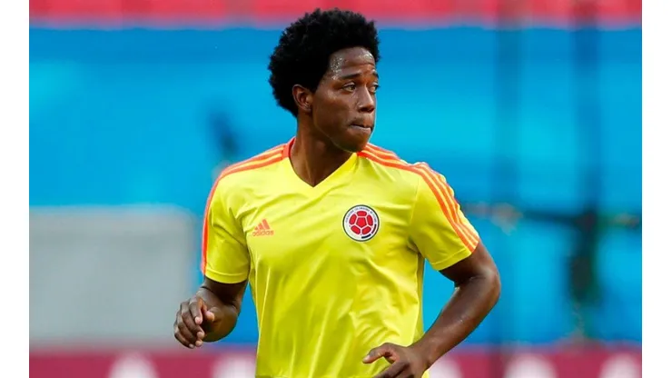 Carlos Sánchez seguirá jugando por seis meses más en el fútbol inglés.