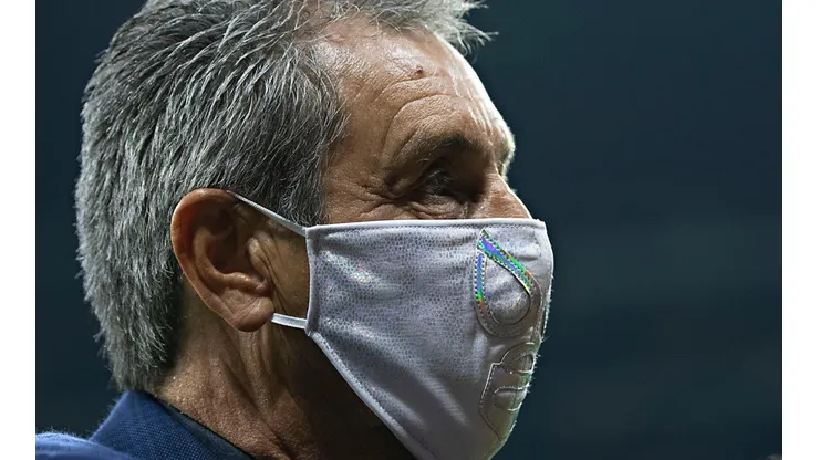 Tomás Boy tuvo muchas quejas en el juego frente a Cruz Azul.