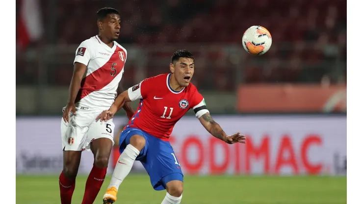 Miguel Araujo es titular en FC Emmen, donde también milita Sergio Peña.