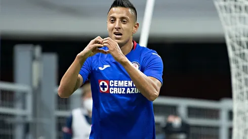Roberto Alvarado celebra su gol con Cruz Azul ante Mazatlán.