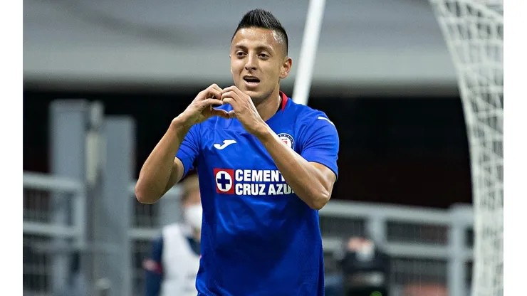 Roberto Alvarado celebra su gol con Cruz Azul ante Mazatlán.