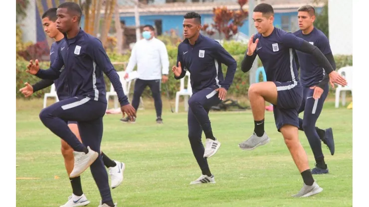 Carlos Bustos ya manifestó que en caso Alianza tenga que jugar la Liga 1 partirán con desventaja.