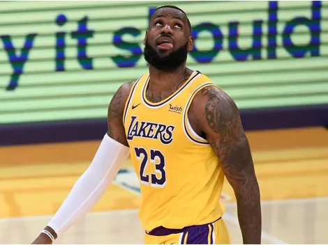 ¡Se pasó! LeBron James terminó directo en el suelo tras realizar un bloqueo asesino