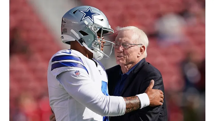Dak Prescott y Jerry Jones