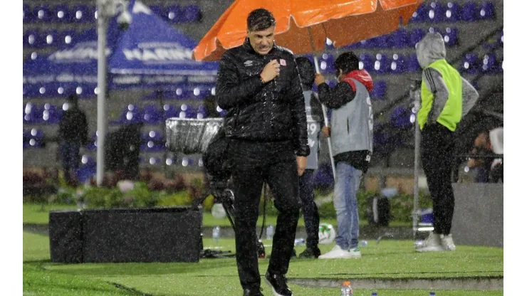 Los hinchas lo quieren fuera pero los jugadores respaldan a Juan Cruz Real