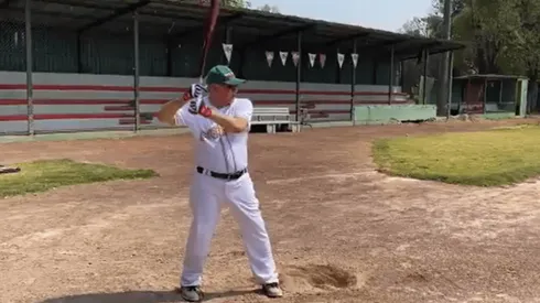 AMLO apareció jugando al beisbol.