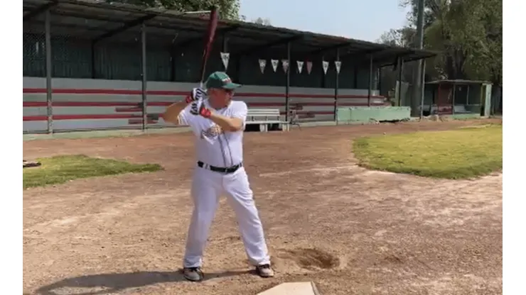 AMLO apareció jugando al beisbol.