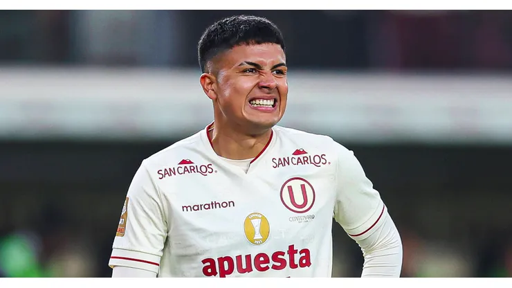 Jairo Concha jugando para Universitario de Perú.