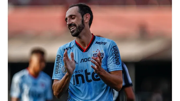 Juanfran con la camiseta de Sao Paulo.