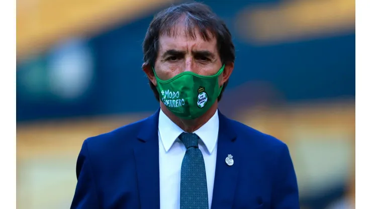 Guillermo Almada puso en duda su renovación en Santos.
