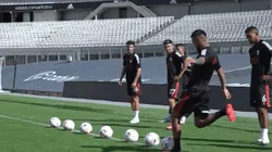 Así le pegó el defensor chileno.