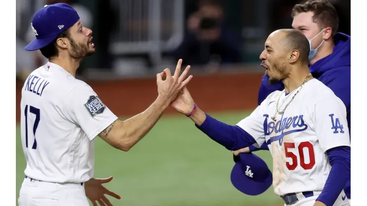 Joe Kelly y Mookie Betts