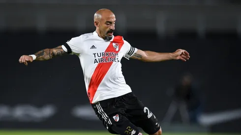 Cuánto tiempo estará sin jugar Javier Pinola tras fracturarse el brazo