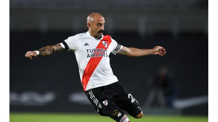 Cuánto tiempo estará sin jugar Javier Pinola tras fracturarse el brazo