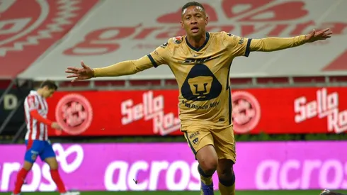 Gol de Gabriel Torres para Pumas UNAM ante Chivas de Guadalajara.