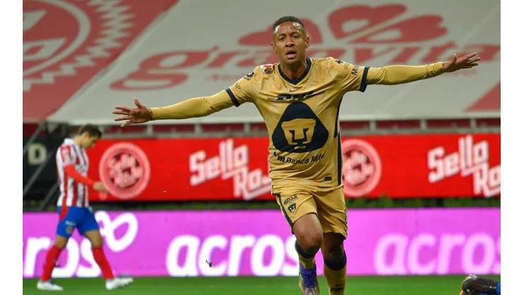Gol de Gabriel Torres para Pumas UNAM ante Chivas de Guadalajara.