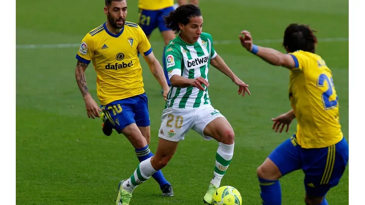 Lainez no volvió en su mejor nivel y fue tundido por la afición