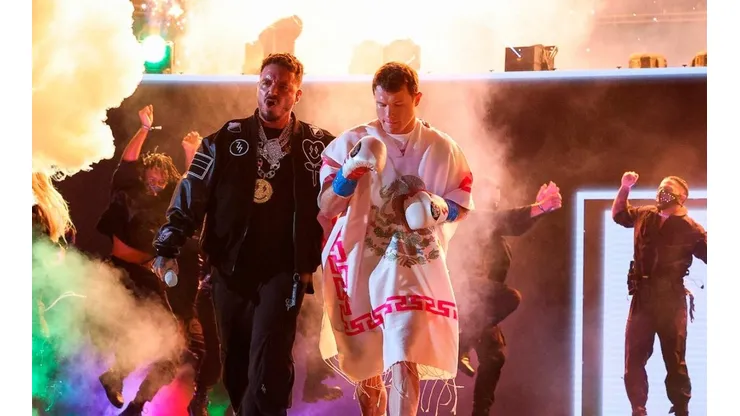 J Balvin y el show que armó para la salida de Canelo Álvarez en la previa a la lucha contra Avni Yildirim.