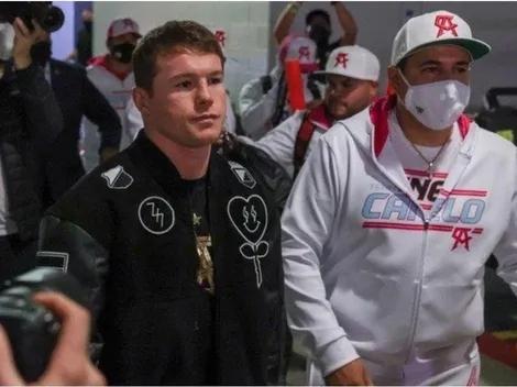 Escudos de Nacional y Medellín presentes en la chaqueta del campeón Canelo Álvarez