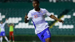 Bryan Angulo convierte para Cruz Azul ante León.