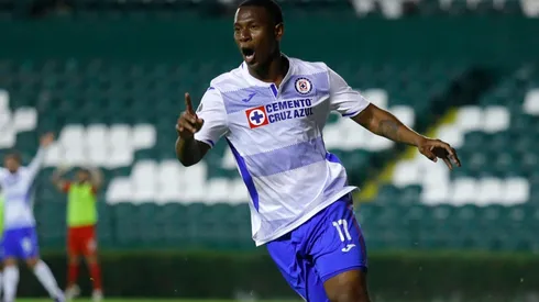 Bryan Angulo convierte para Cruz Azul ante León.