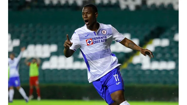 Bryan Angulo convierte para Cruz Azul ante León.