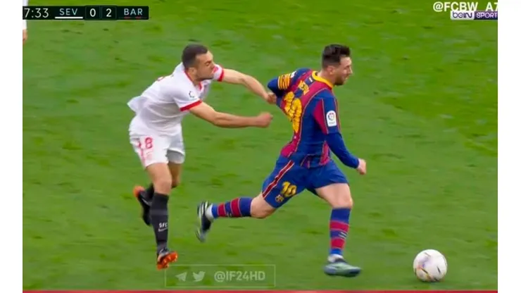 Como Piqué con Mbappé: lo quiso agarrar de la espalda y Messi ni lo sintió