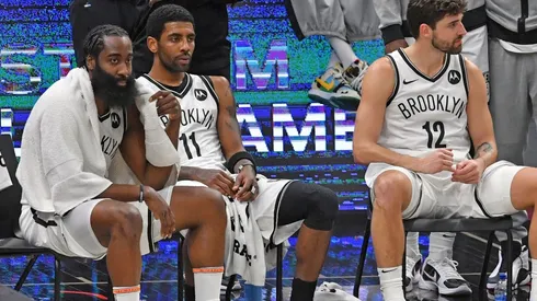James Harden, Kyrie Irving y Joe Harris (Foto: Getty)