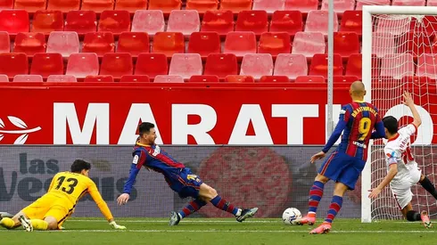 Messi se fue mano a mano, falló en la primera pero de derecha marcó el 2-0