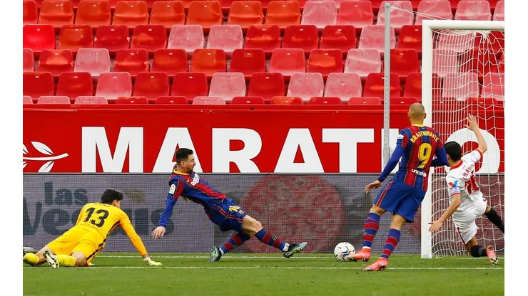 Messi se fue mano a mano, falló en la primera pero de derecha marcó el 2-0